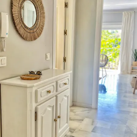 Apartamento Alambra Del Sol - Coastal Retreat By The Beach Estepona
